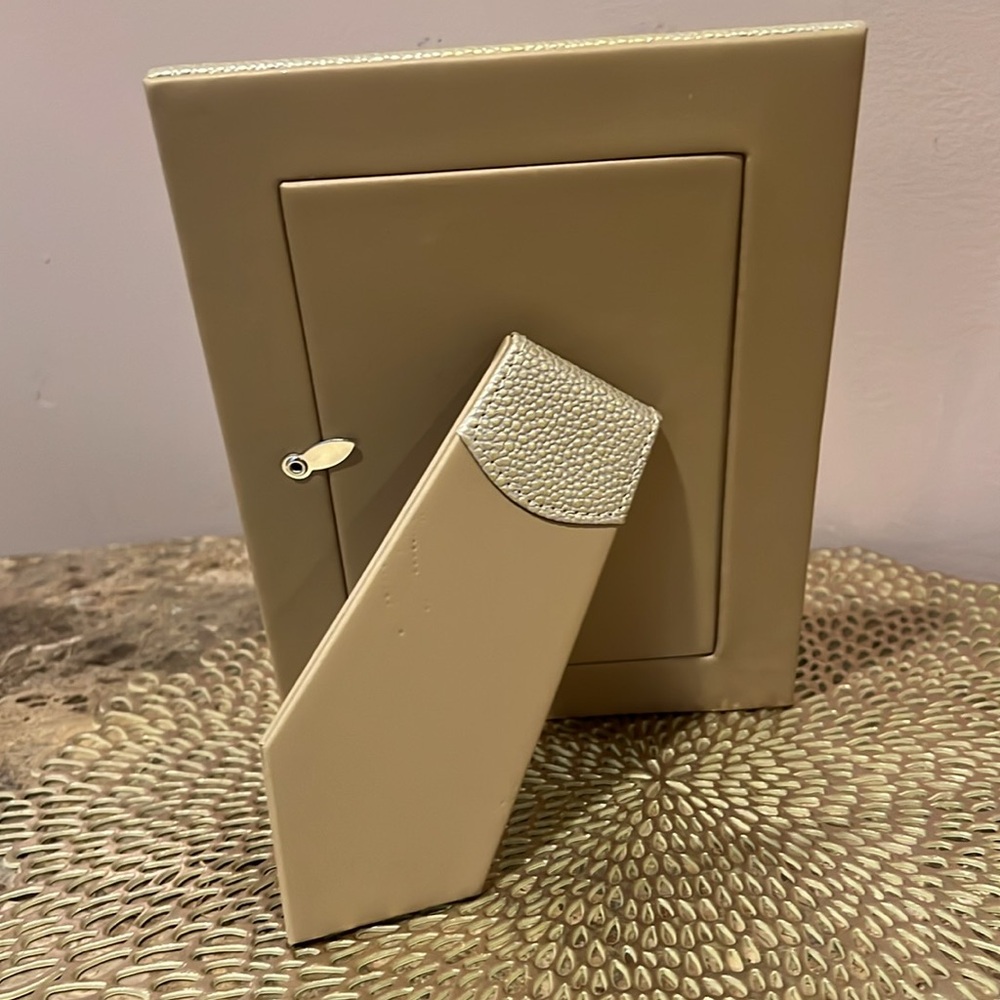 Williams-Sonoma Leather Picture Frame, 4”x6” - Picture 6 of 10